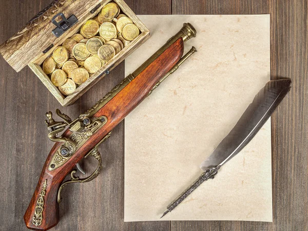 Uno Scrigno Con Monete Oro Una Pistola Antica Foglio Carta Foto Stock Royalty Free