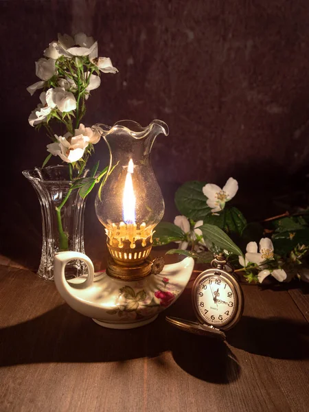 Натюрморт Маленькою Олійною Лампою Нічним Світлом Вазою Квіткою Годинником — стокове фото