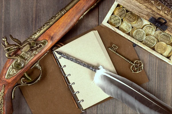 Ataúd Con Monedas Oro Una Llave Cuaderno Con Una Pluma — Foto de Stock