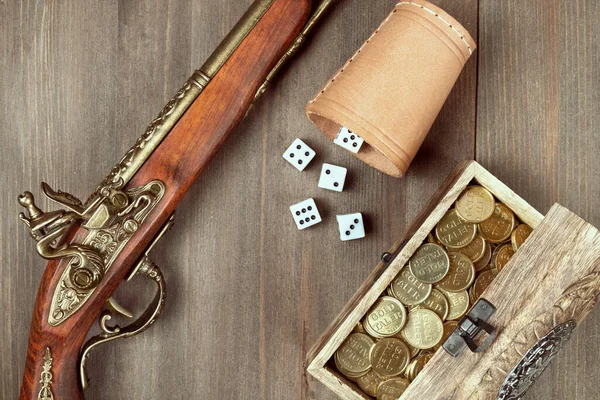 Uma Pistola Antiga Ossos Caixão Com Moedas Ouro Deitado Uma — Fotografia de Stock