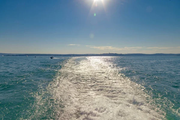 Corriente Vigilia Luz Del Sol Tarde Fondo Orilla Distante —  Fotos de Stock