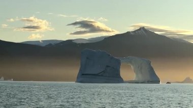 Gün hoşça kal dediğinde. Grönland 'da, Baffin Körfezi' nde, öğleden sonra. Yüksek kalite fotoğraf