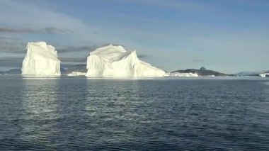 Yazın Baffin Körfezi 'ndeki Kajaq Isfjord' da dev beyaz bir şamandıra. Yüksek kalite fotoğraf. 