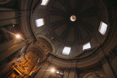 Bir iç Roma'da Piazza del Popolo (Halk Meydanı) önünde Santa Maria dei Miracoli Kilisesi, görüntüleme