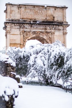 Çok güzel bir gün kar Roma, İtalya, 26 Şubat 2018: Tito Arch kar altında Colosseum yakınındaki güzel bir görünümü