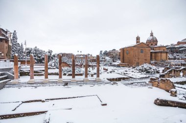 Çok güzel bir gün kar Roma, İtalya, 26 Şubat 2018: karlı Roman Forum ve kilise Aziz Luca'nın güzel manzaralarına ve Martina kar altında