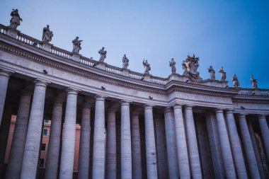 Sütunlar ve heykeller Saint Peter Meydanı ' nda yakınındaki Saint Peter Bazilikası'na Roma, İtalya