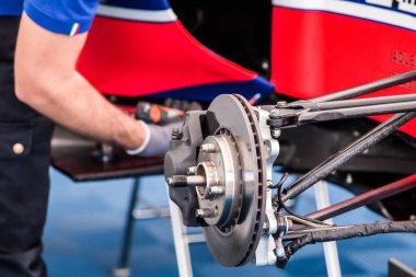 Bir tamirci, motoru ve bir süper arabanın mekanik parçalarını inceliyor ve onarılıyor