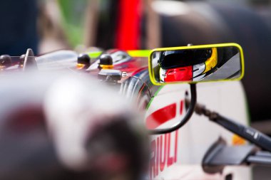 Onun supercar içinde dikiz ayna bir sürücü ve yarış başlatmak için hazır bir görünüm