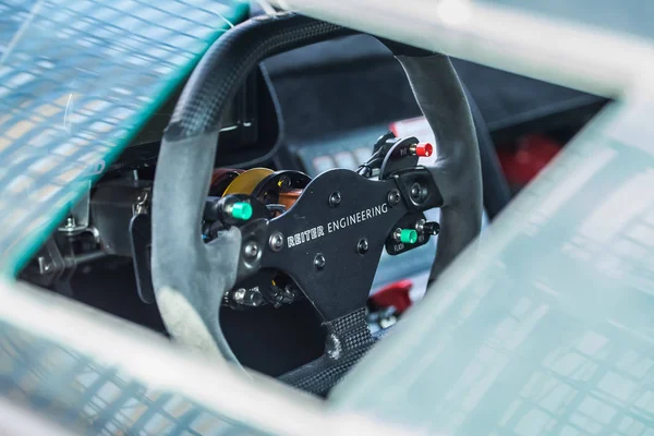 超级跑车内部的特写镜头视图 方向盘控制 — 图库照片