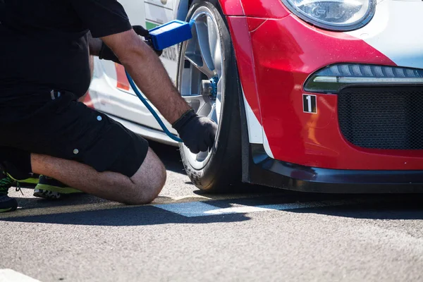 Mechanic Checking Wheel Supercar Start Race — Stock Photo, Image