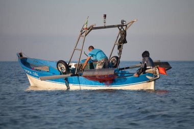 Denizde teknede onun Balık ağı ayarlarını balıkçı olduğunu