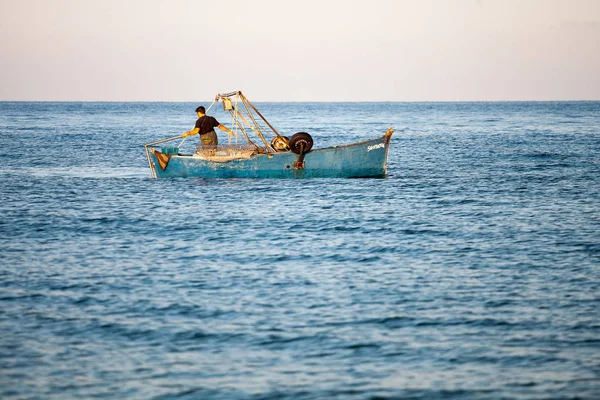 Pescador Está Instalando Red Pesca Barco Mar — Foto de Stock