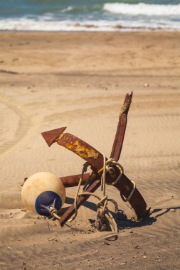 Bir çapa denizin önünde bir önden görünümü