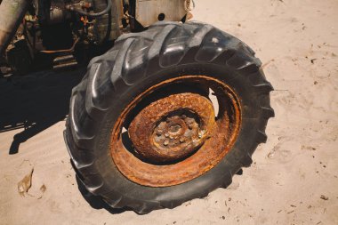 Plaja yakın bir tekne içinde kalan bir traktör lastikleri bir görünümünü