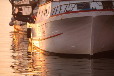 Bazı güzel balıkçı tekneleri yavaş yavaş limanda güzel turuncu gün doğumu sırasında sallanan