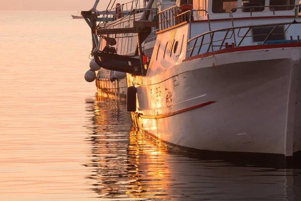 Σιγά Σιγά Κλονίζουν Κάποια Όμορφη Αλιευτικά Σκάφη Στο Λιμάνι Κατά — Φωτογραφία Αρχείου