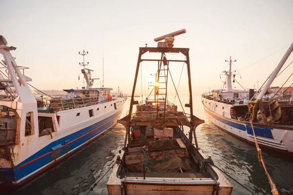 Einige Alte Hölzerne Fischerboote Schaukeln Einem Schönen Morgen Langsam Hafen — Stockfoto