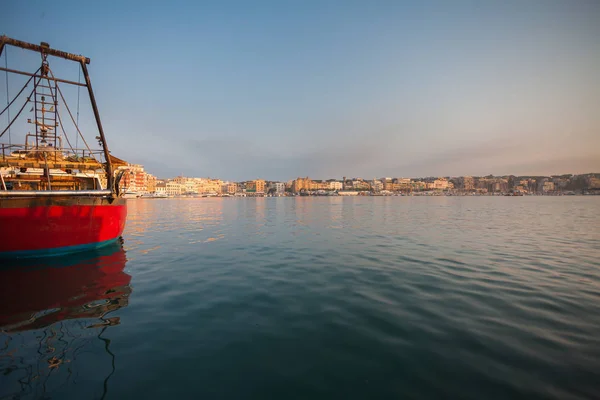 Κάποια Παλιά Σκάφη Ξύλινα Fisher Κουνιστό Σιγά Σιγά Στο Λιμάνι — Φωτογραφία Αρχείου