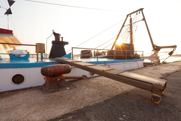 Κάποια Παλιά Σκάφη Ξύλινα Fisher Κουνιστό Σιγά Σιγά Στο Λιμάνι — Φωτογραφία Αρχείου