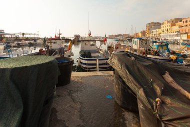 Liman arounded bazı balıkçılık varil, demirli deniz araçları