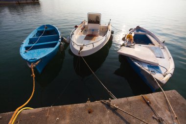 Üç güzel tekneler limanda palamarla renkli