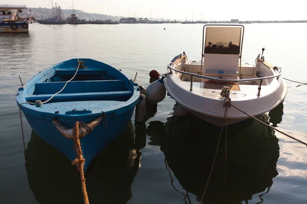 Τρία Χρωματιστά Ωραία Σκάφη Αγκυροβολημένα Στο Λιμάνι — Φωτογραφία Αρχείου