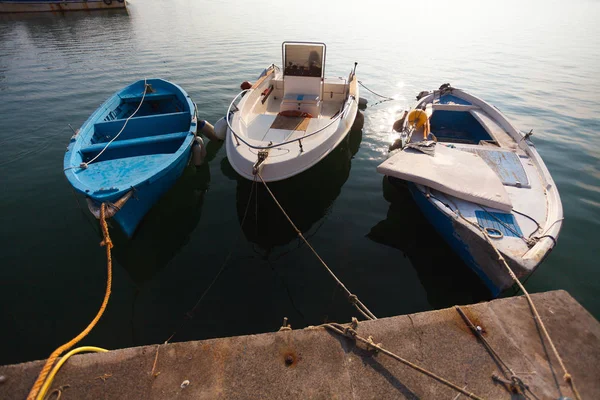 Три Цветные Красивые Лодки Пришвартованы Гавани — стоковое фото