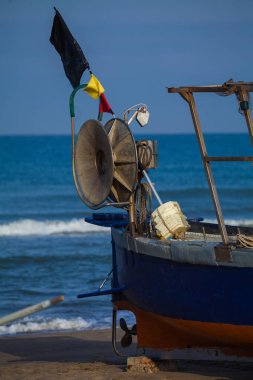 İçini görüntülemek, sahilde eski bir balıkçı teknesi