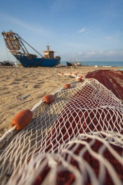 Balık ağı sahilde tekne önünde bir görüntü. Güzel sakin deniz ve su bir sıcak yaz günü sırasında