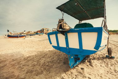 Renkli deniz balıkçı teknesi yaz sıcak gün boyunca sahilde pervanesinin bir görünümünü