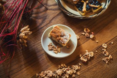 Tahıllar, mor çiçekler ve dizüstü bilgisayar ile hafif bir masa arka plan üzerinde ev yapımı tatlılar