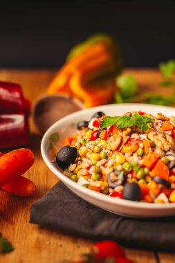 Havuç, biber, domates, maydanoz ve yağ: etrafında bazı malzemeler ile ahşap arka plan üzerinde bir büyülenmiş çanak bir görünüm