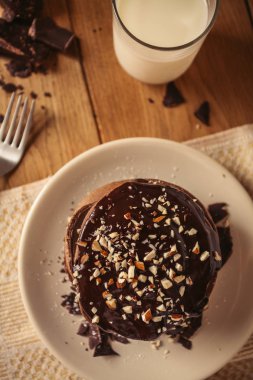 Koyu çikolata ve powde ile lezzetli kakao krep bir görünüm