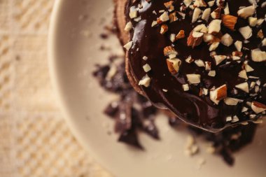 Koyu çikolata ve powde ile lezzetli kakao krep bir görünüm