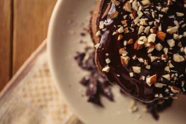 Koyu çikolata ve powde ile lezzetli kakao krep bir görünüm