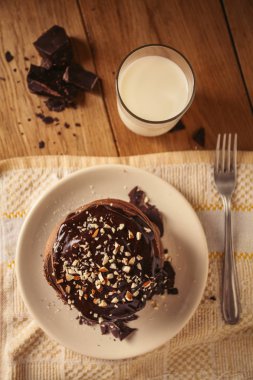 Koyu çikolata ve powde ile lezzetli kakao krep bir görünüm