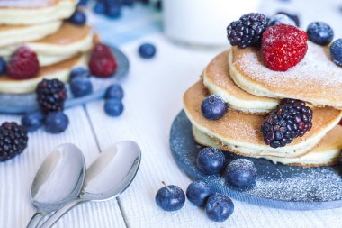Çilek ve süt ile lezzetli ev yapımı krep