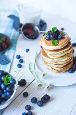 Çilek ve süt ile lezzetli ev yapımı krep
