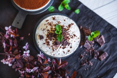 Kakao ve nane ile lezzetli ev yapımı çikolatalı cheesecake