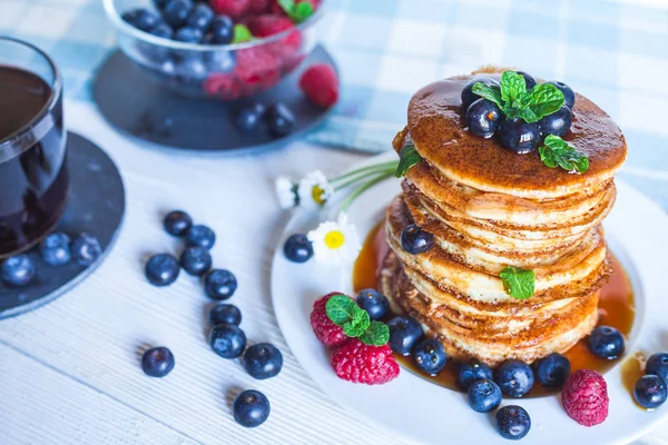 Delicious homemade pancakes with berries — Stock Photo, Image