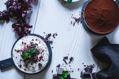 Kakao ve nane ile lezzetli ev yapımı çikolatalı cheesecake