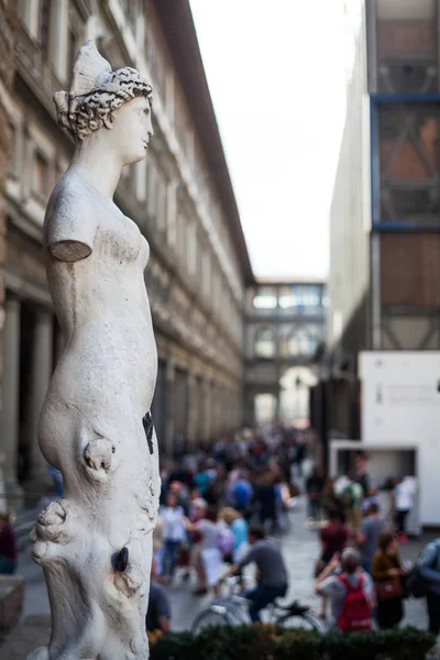 Женщина-статуя возле статуи Давида на площади Синьории — стоковое фото