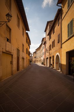 Alley in San Quirico d'Orcia, Toskana, İtalya