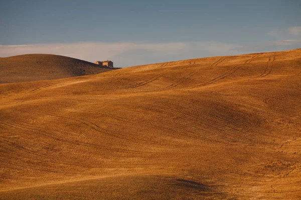 Ampia vista su un campo e sulle colline della Val d'Orcia, Toscana — Foto Stock