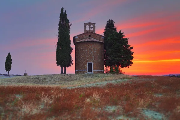 Tuscany landscape with the little Chapel of Madonna di Vitaleta, San Quirico d 'Orcia, Val D' Orcia, Tuscany, Italy — стоковое фото