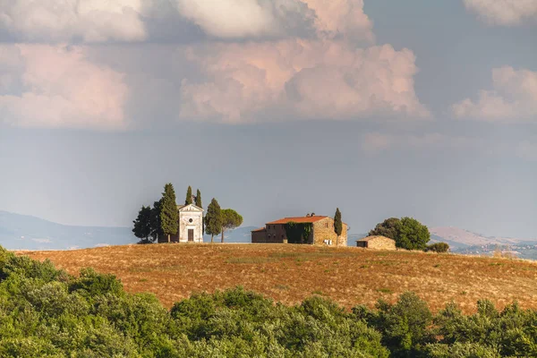 Toscane landschap met de kleine kapel van Madonna di Vitaleta, — Stockfoto