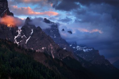 Bulutlarla çevrili Sass Maor Zirvesi, Pale di San Martino, dolomit