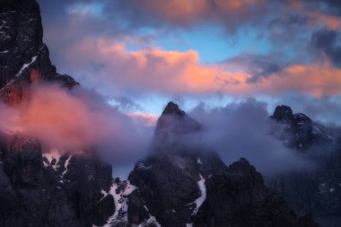Bulutlarla çevrili Sass Maor Zirvesi, Pale di San Martino, dolomit