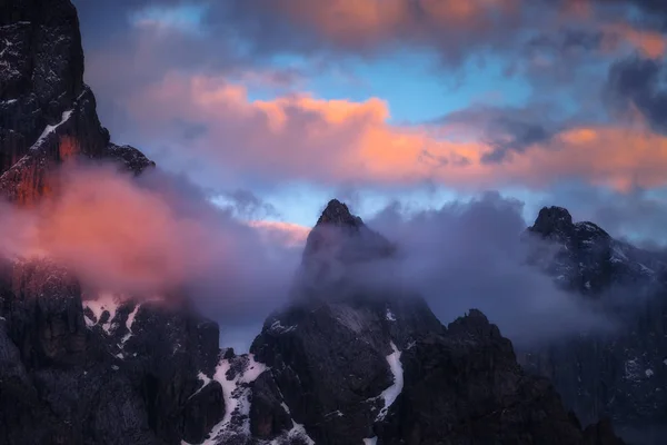 Pic Sass Maor entouré de nuages, Pale di San Martino, Dolomite — Photo